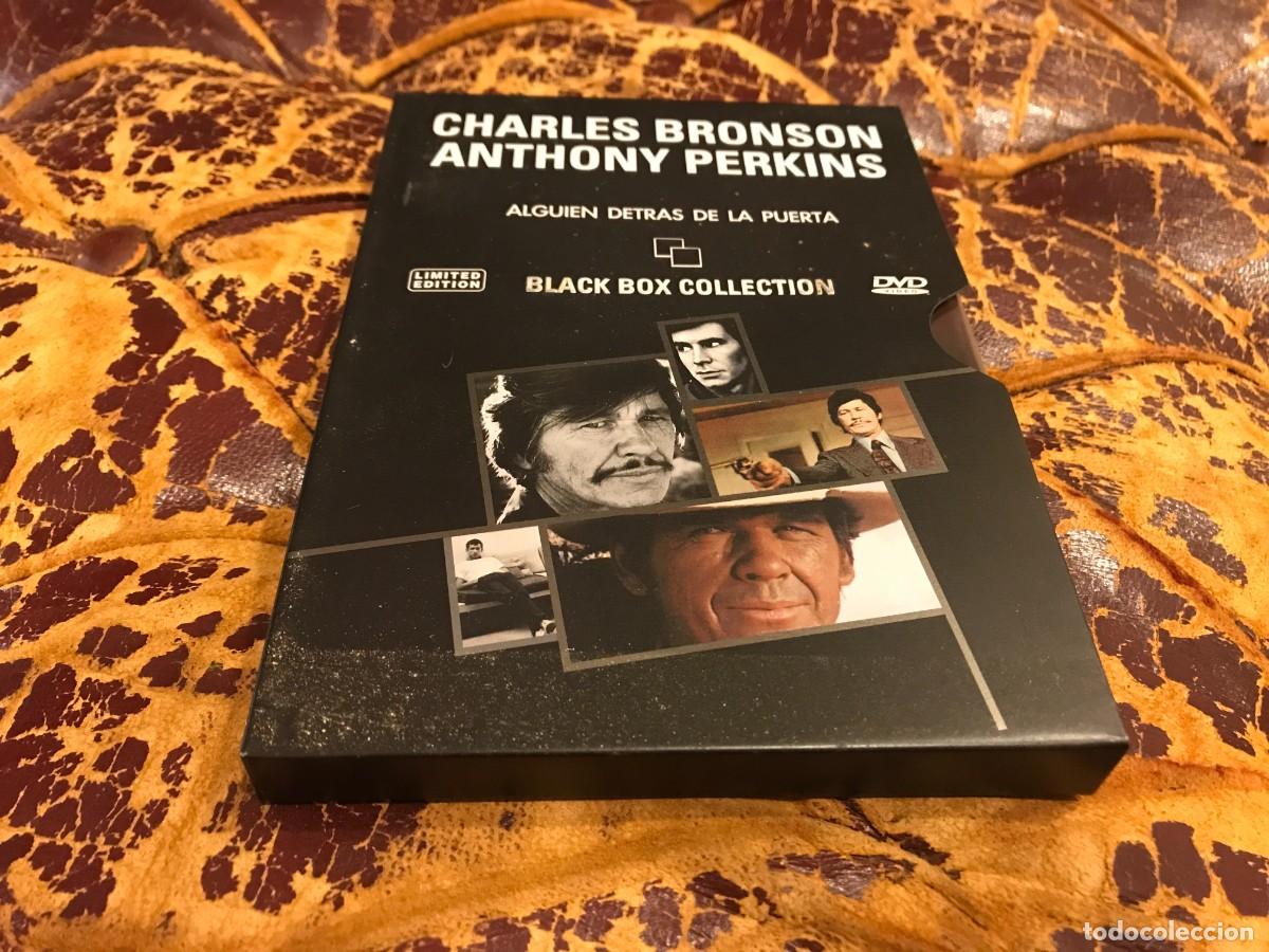 Cinema: DVD. ALGUIEN DETR&Aacute;S DE LA PUERTA. BLACK BOX COLLECTION (ESTUCHE MET&Aacute;LICO)