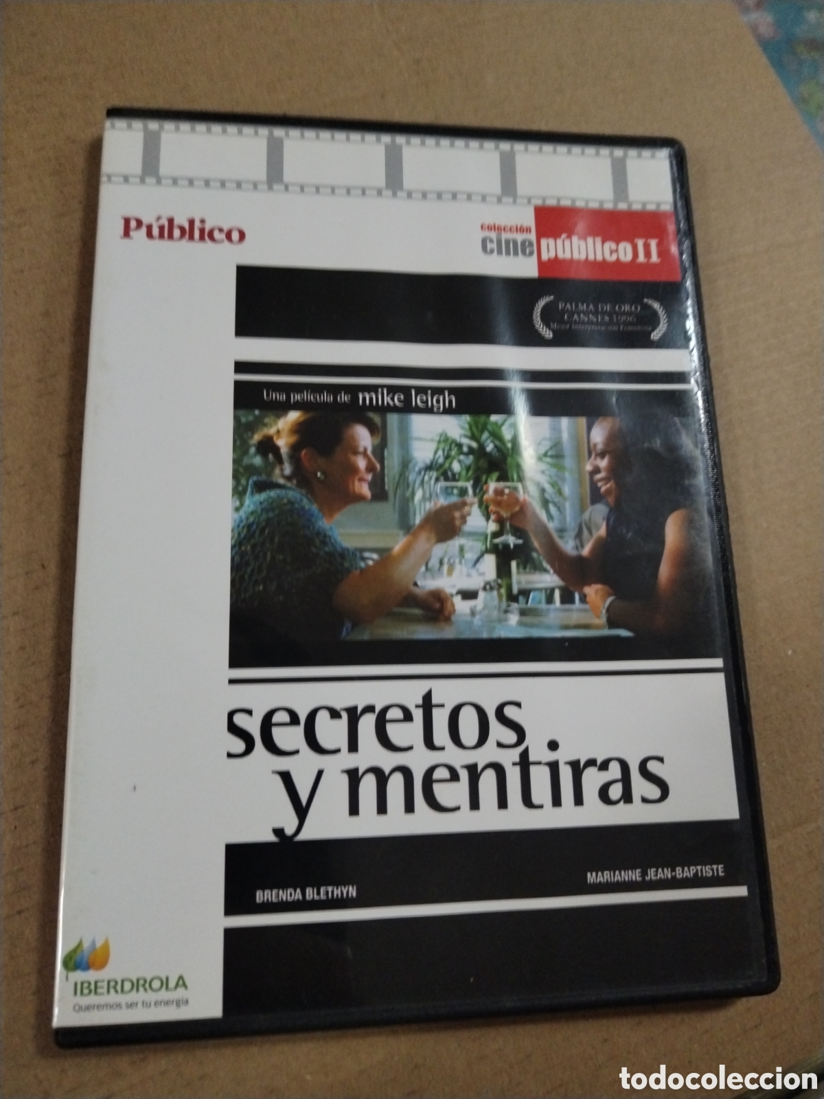 Cine: Secretos y mentiras. DVD.