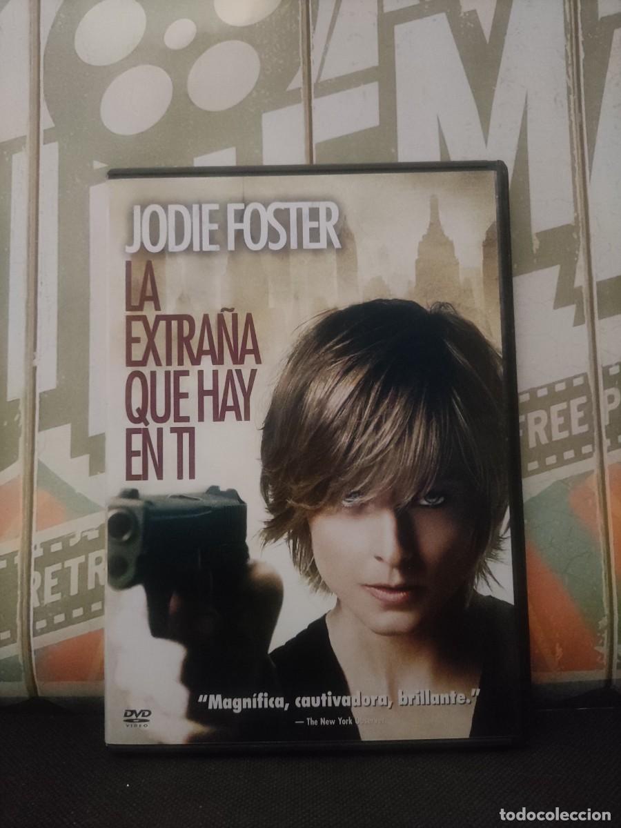 Cine: DVD 2143 La extra&ntilde;a que hay en t&iacute; / Disco con se&ntilde;ales de uso