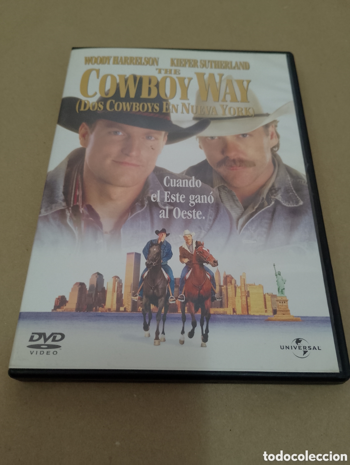 Kino: Dvd. Cowboy Way. Dos Cowboys en la ciudad. Con Woody Harrelson y Keiffer Sutherland. Descatalogado.