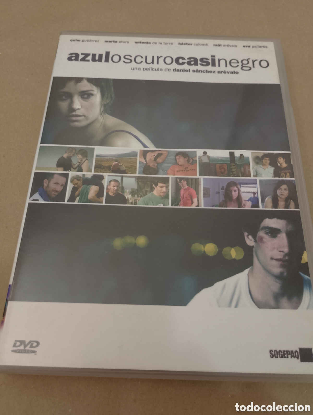 Cinema: Dvd. Azul oscuro casi negro. Daniel S&aacute;nchez Ar&eacute;valo.