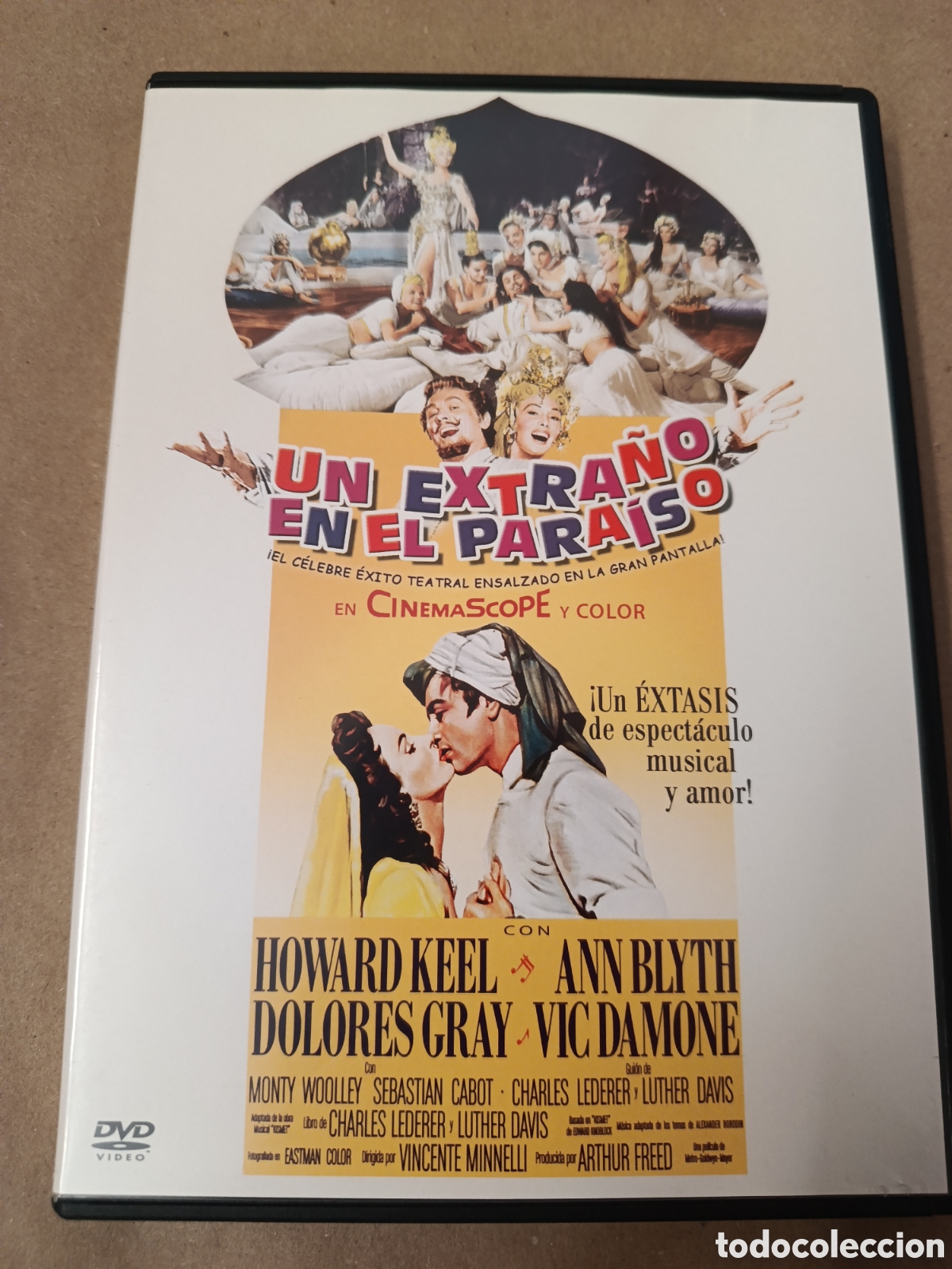 Cinema: Dvd. Un extra&ntilde;o en el paraiso. Adaptaci&oacute;n de la c&eacute;lebre representaci&oacute;n teatral.