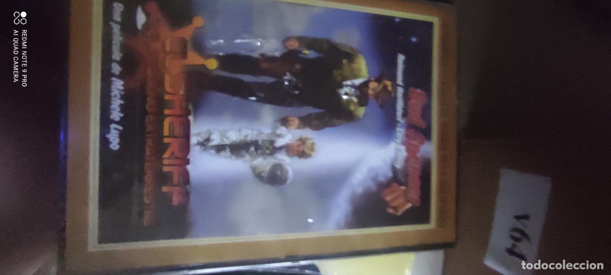 Cine: El sheriff y el extraterreste. Pel&iacute;cula / DVD.