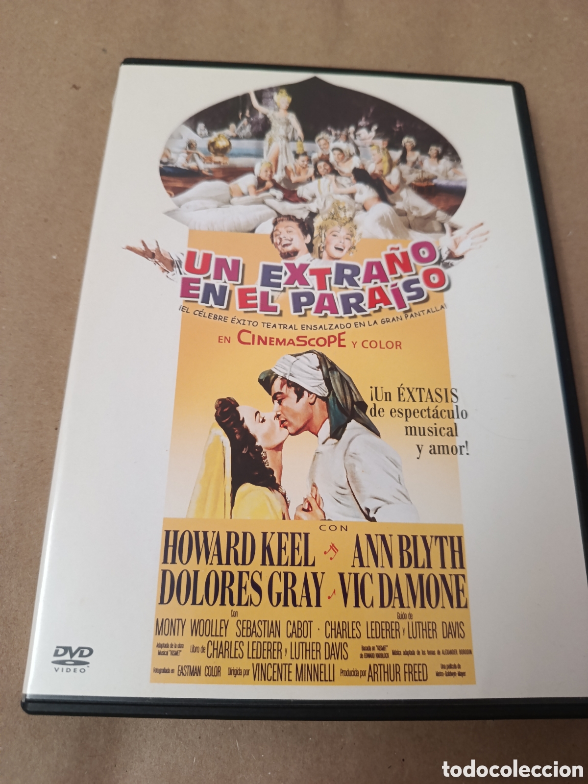 Cin&eacute;ma: Dvd. Un extra&ntilde;o en el para&iacute;so.