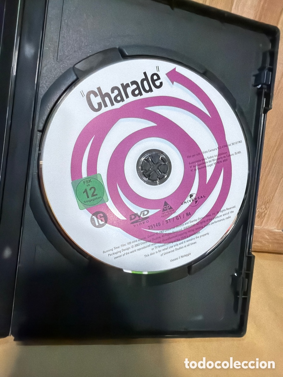 Cine: Charada DVD SEMINUEVO - Foto 3