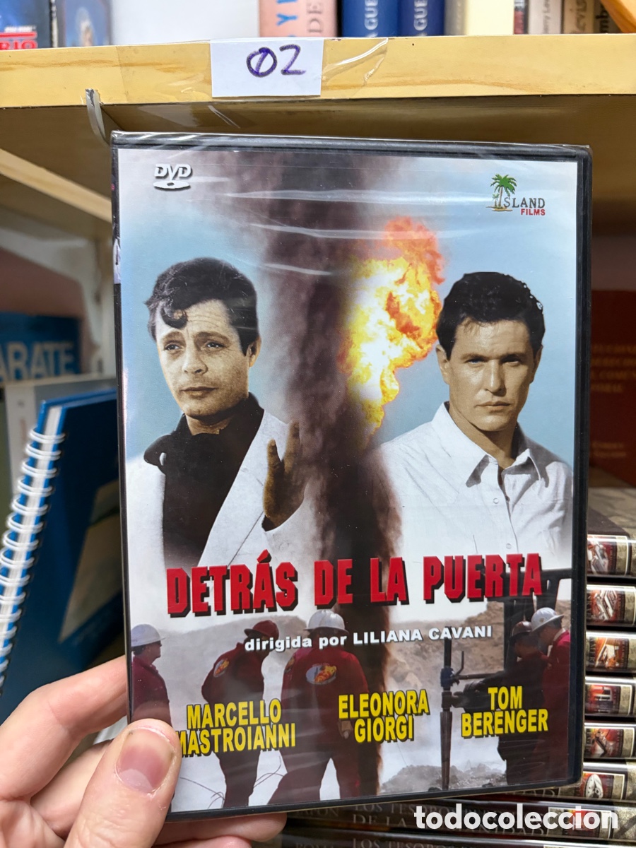 Cine: 02 DVD detr&aacute;s de la puerta, precintado