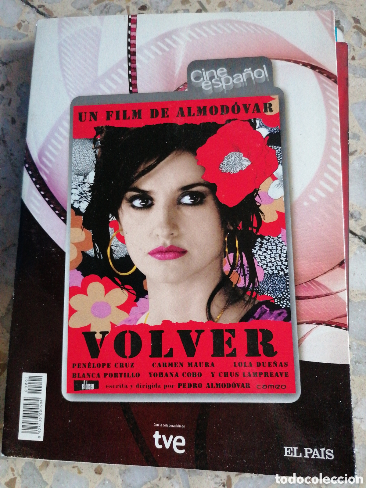 Cin&eacute;ma: DVD VOLVER ALMODOVAR PENELOPE CRUZ SOBRE DE CARTON EL PAIS