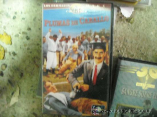 Cine: PLUMAS DE CABALLO - Foto 1