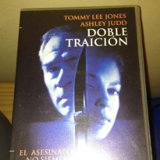 Cine: 'DOBLE TRAICIÓN', CON TOMMY LEE JONES. VHS ORIGINAL.. Lote 151777300