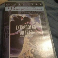 Cine: 'EXTRAÑOS EN UN TREN', DE ALFRED HITCHCOCK. VHS ORIGINAL.