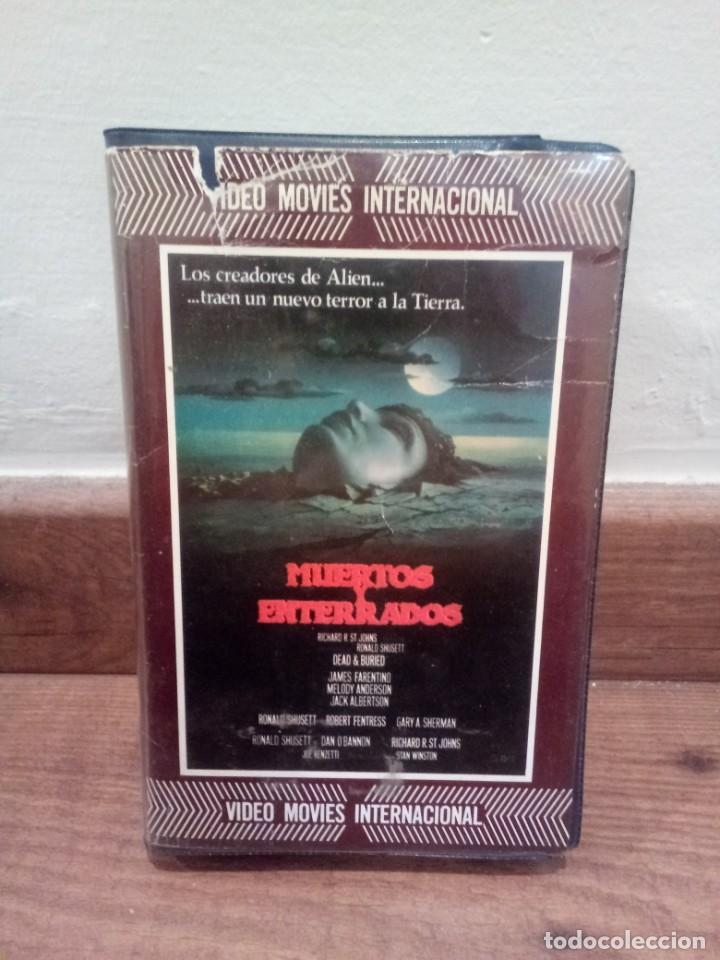 Cine: MUERTOS Y ENTERRADOS (1981) VHS.