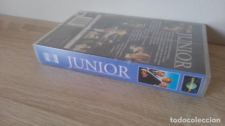 Cine: PRECINTADA VHS-JUNIOR-A.SCHWARZENEGGER-D.DEVITO-E.THOMPSON-UNIVERSAL-A&Ntilde;O 1994. - Foto 2