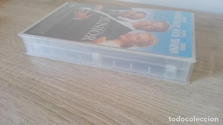 Cine: PRECINTADA VHS-JUNIOR-A.SCHWARZENEGGER-D.DEVITO-E.THOMPSON-UNIVERSAL-A&Ntilde;O 1994. - Foto 4