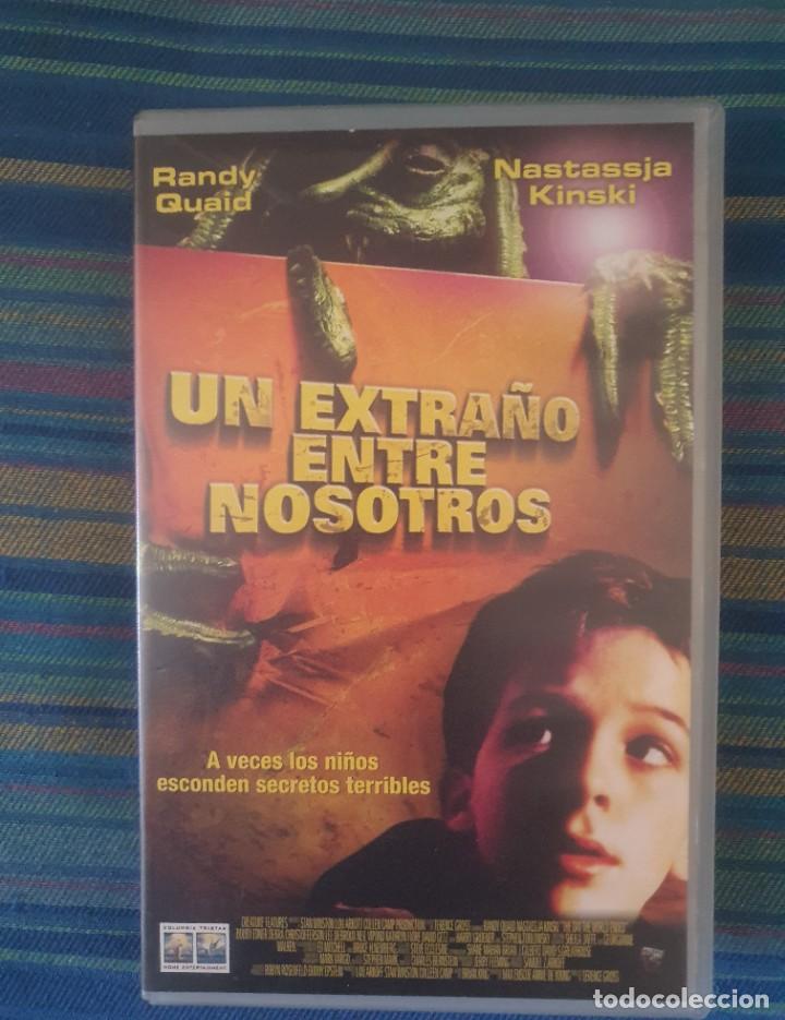 Cinema: VHS UN EXTRA&Ntilde;O ENTRE NOSOTROS