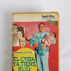 Cine: EL CURA YA TIENE HIJO VHS FERNANDO ESTESO 1984 PUBLICIDAD RAMBO. Lote 350093634