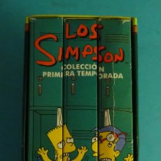 Cine: LOS SIMPSON. 13 EPISODIOS PRIMERA TEMPORADA. ESTUCHE CON TRES CINTAS VHS. Lote 363809875