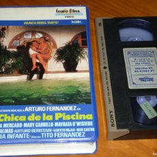 Cine: LA CHICA DE LA PISCINA - ARTURO FERNANDEZ, MARY CARRILLO, SONIA INFANTE,TITO FERNANDEZ - IZARO - VHS. Lote 374795804