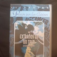 Cine: VHS EXTRAÑOS EN UN TREN DE ALFRED HITCHCOCK - COLECCIÓN PASIÓN POR LOS CLÁSICOS. Lote 400868709