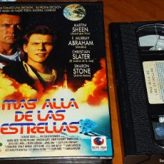 Cine: MAS ALLA DE LAS ESTRELLAS - MARTIN SHEEN, CHRISTIAN SLATER, SHARON STONE - 1ª ED. CAJA GRANDE - VHS. Lote 401122004