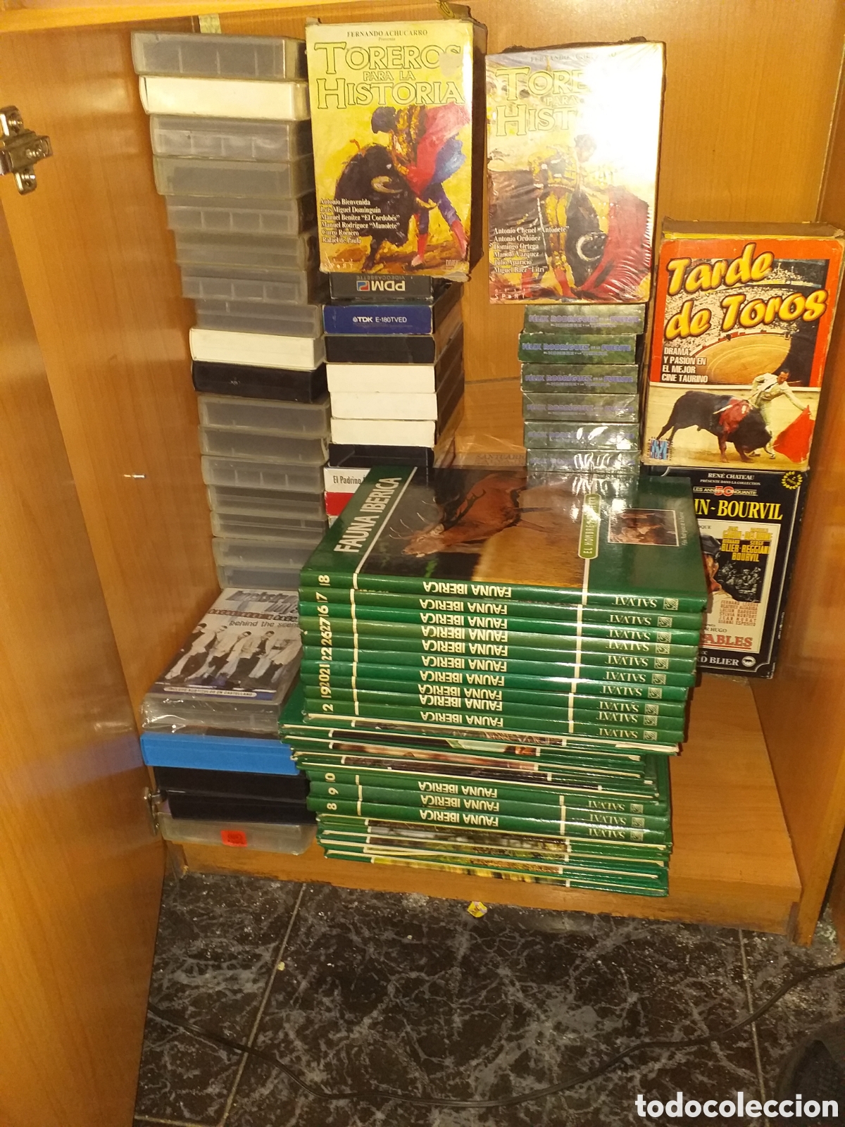 Cine: Lote 75 VHS PRECINTADOS EN SU EXTENSA MAYORIA+PACK SELLADO LOS TOROS 3 PACKS DE 5VHS Y+ ENCICLOPEDIA