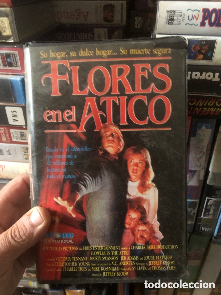 Cine: VHS V&Iacute;DEO CLUB FLORES EN EL &Aacute;TICO