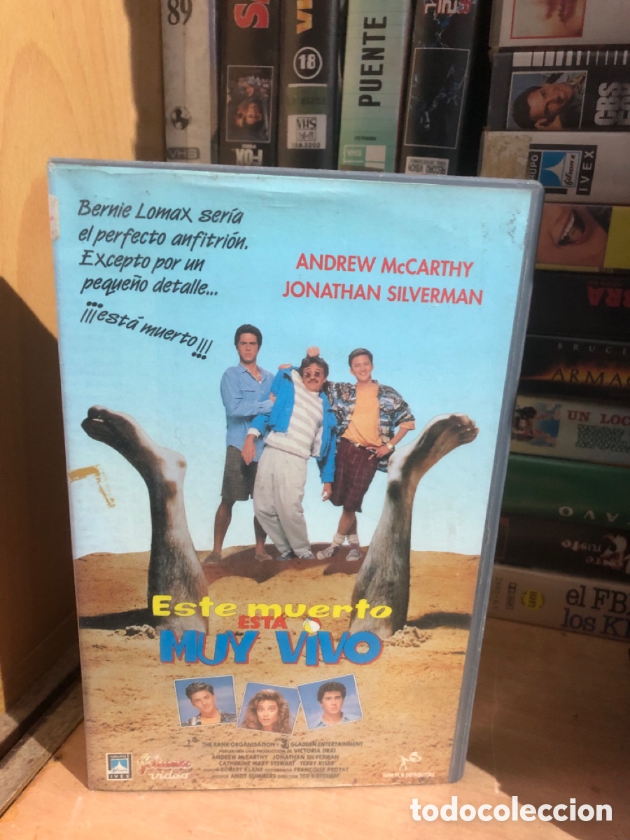 Cine: VHS V&Iacute;DEO CLUB ESTE MUERTO ESTA MUY VIVO