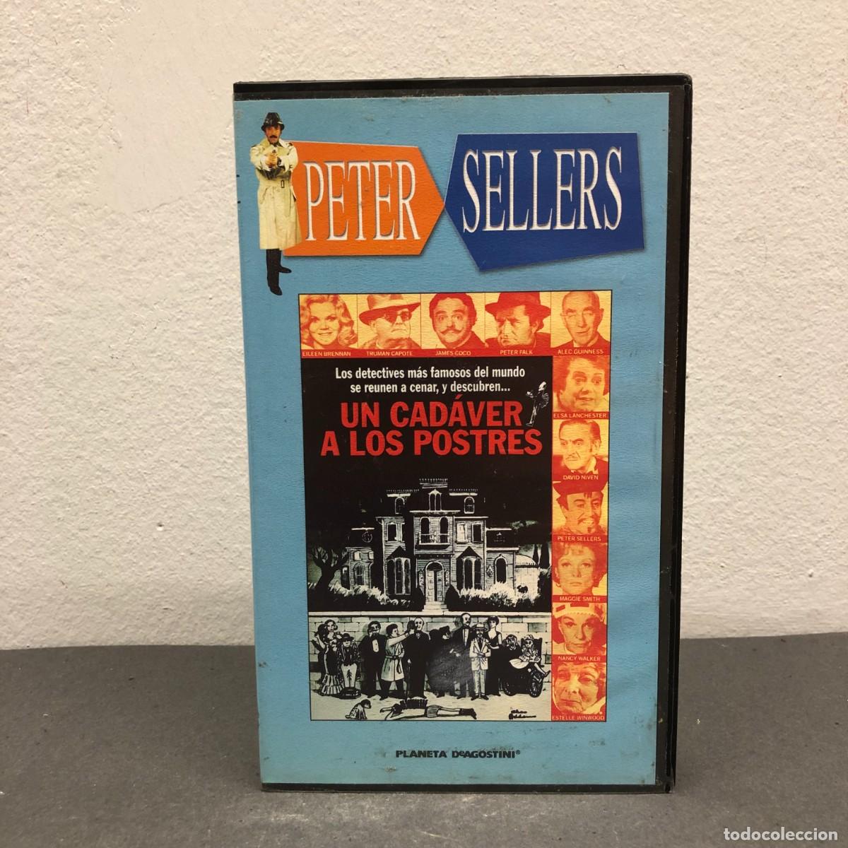Cine: UN CAD&Aacute;VER A LOS POSTERS - ROBERT MOORE DE RASTAR - VHS - PETER SELLERS - 94 MIN. - 20.178 / 746