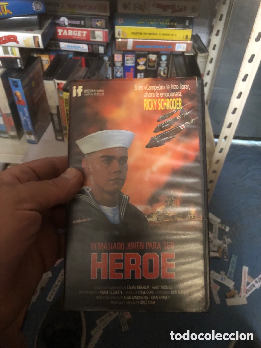 Cine: VHS V&Iacute;DEO CLUB DEMASIADO JOVEN PARA SER H&Eacute;ROE