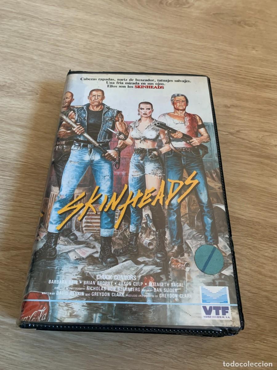 Cine: VHS. SKINHEADS. ESTUCHE GRANDE MUY ESTROPEADO. SE VE BIEN.