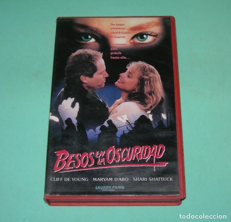 Cine: PEL&Iacute;CULA VHS BESOS EN LA OSCURIDAD - CLIFF DE YOUNG - MARYAM D&acute;ABO -