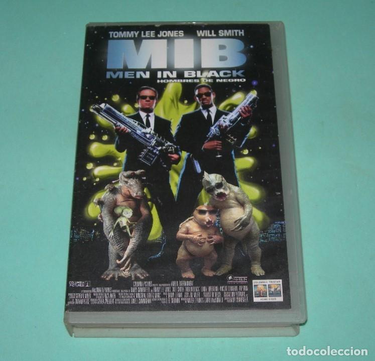 Cine: PEL&Iacute;CULA VHS HOMBRES DE NEGRO - MIB / MEN IN BLACK - WILL SMITH - TOMMY LEE JONES -