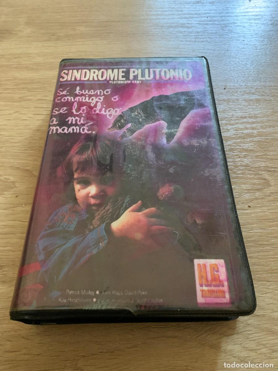 Cine: VHS. SINDROME PLUTONIO. EL PAPEL CARATULA CON ARRUGAS POR HUMEDAD.