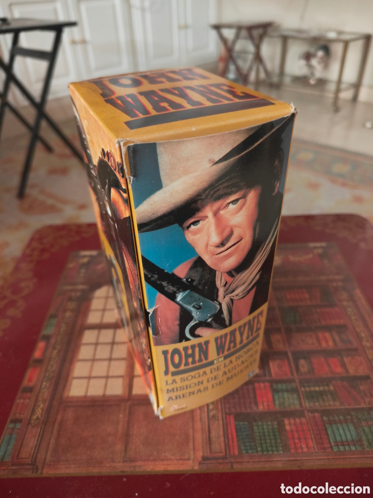 Cine: Pack 3 VHS John Wayne en Cofre de Cart&oacute;n - Filmax Misi&oacute;n de Audaces, La Soga de la Horca, Arenas...