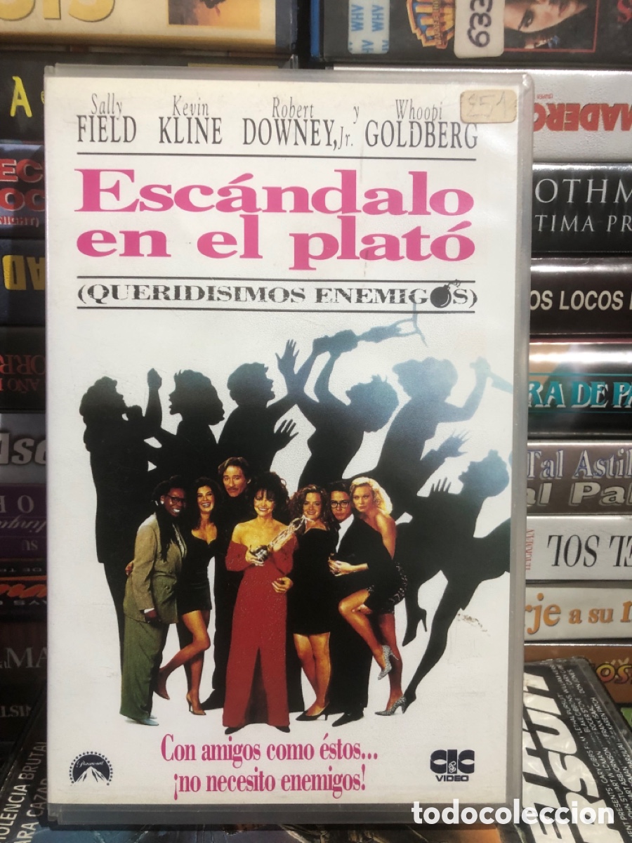 Cine: VHS V&Iacute;DEO CLUB ESC&Aacute;NDALO EN EL PLATO
