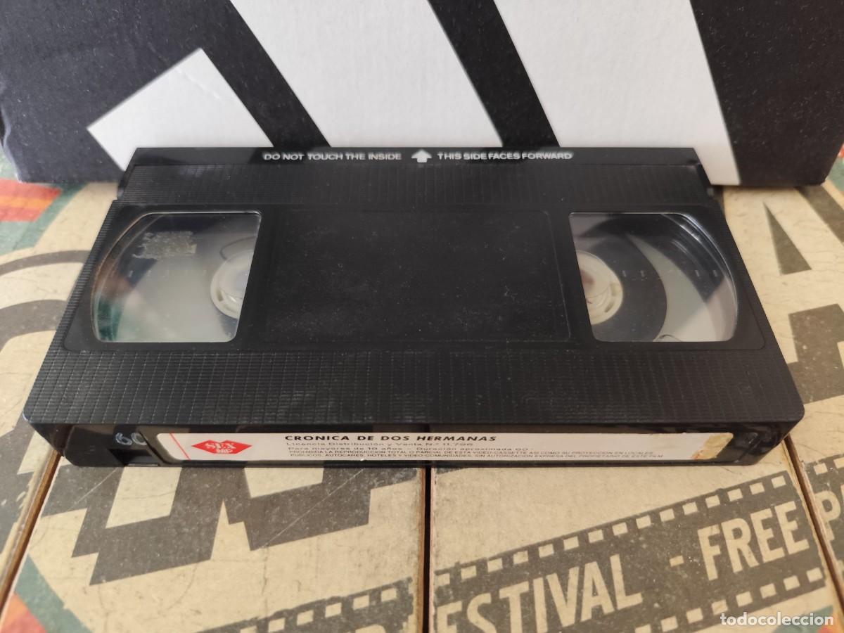 Cine: 143 Cr&oacute;nica de dos hermanas (X) / Solo cinta vhs
