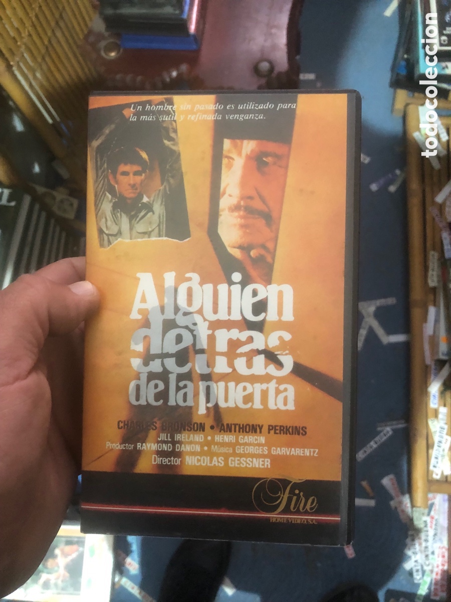 Cine: VHS V&Iacute;DEO CLUB ALGUIEN DETR&Aacute;S DE LA PUERTA