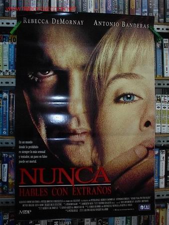 Cine: NUNCA ABLES CON EXTRA&Ntilde;OS - Foto 1