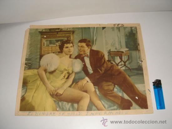 Kino: Lobby-card de la pel&iacute;cula EL HOMBRE DEL IMPERMEABLE.