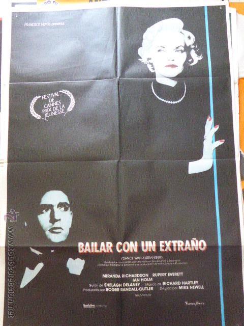 Cinema: CARTEL DE CINE- MOVIE POSTER. BAILAR CON UN EXTRA&Ntilde;O. 100X70 CM.