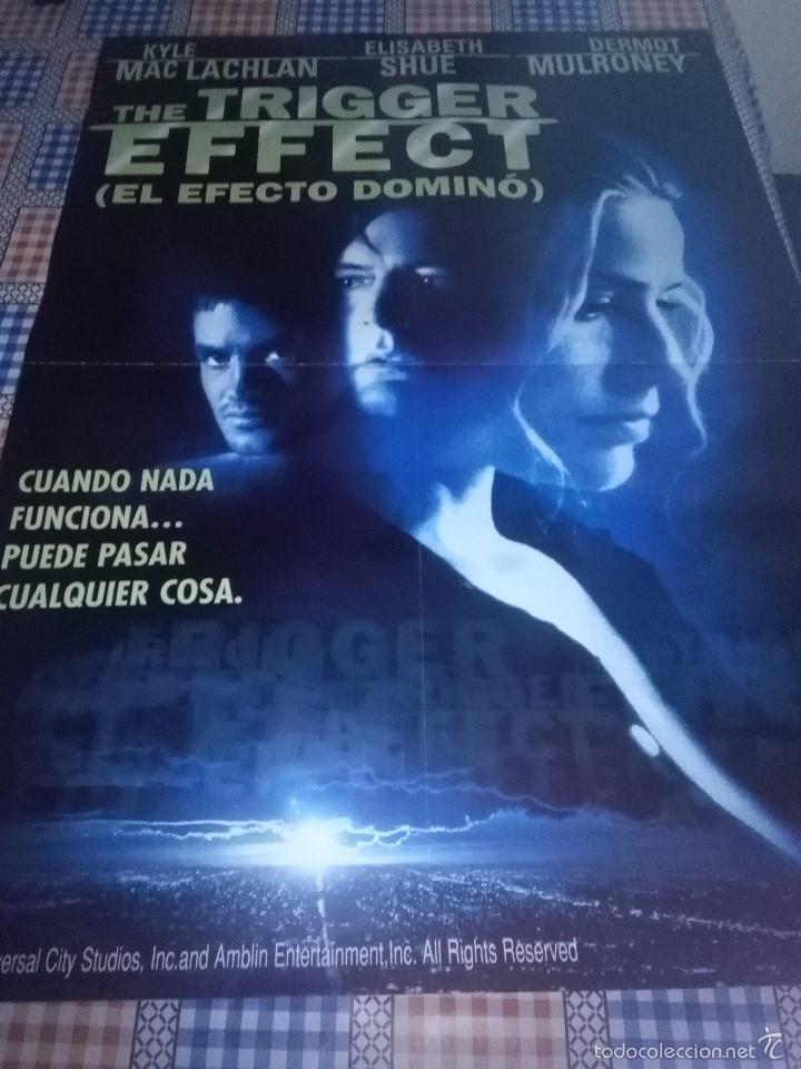 Cine: THE TRIGGER EFFECT. ( EL EFECTO DOMINO ). 97,8 X 68 - Foto 1