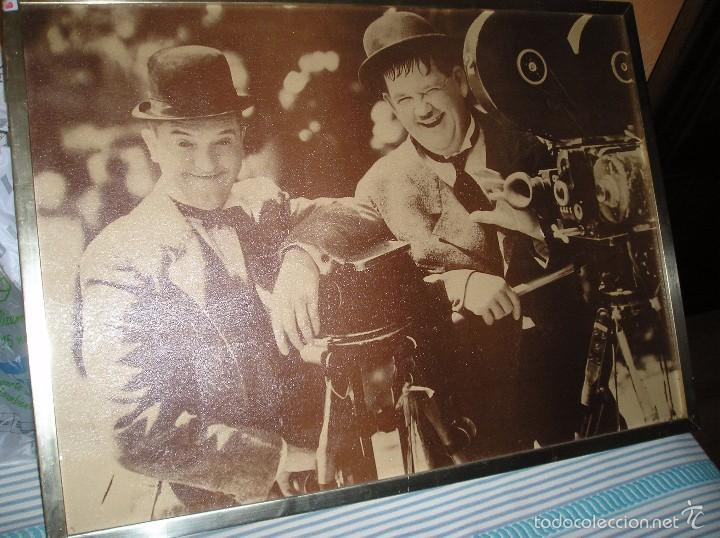 Cinema: ANTIGUO POSTER GRABADO EN CARTON DE LAUREL Y HARDY - ENMARCADO