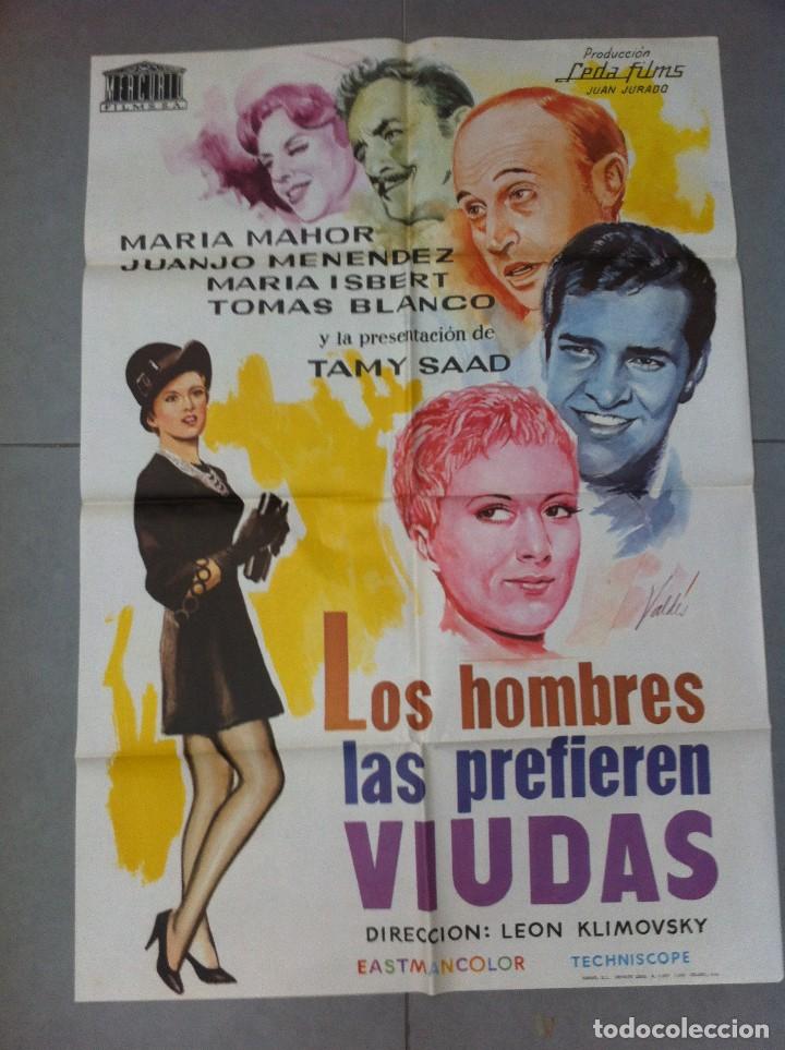 Cinema: CARTEL DE CINE 70X100 LOS HOMBRES LAS PREFIEREN VIUDAS CON MARIA MAHOR Y JUANJO MENENDEZ 1970