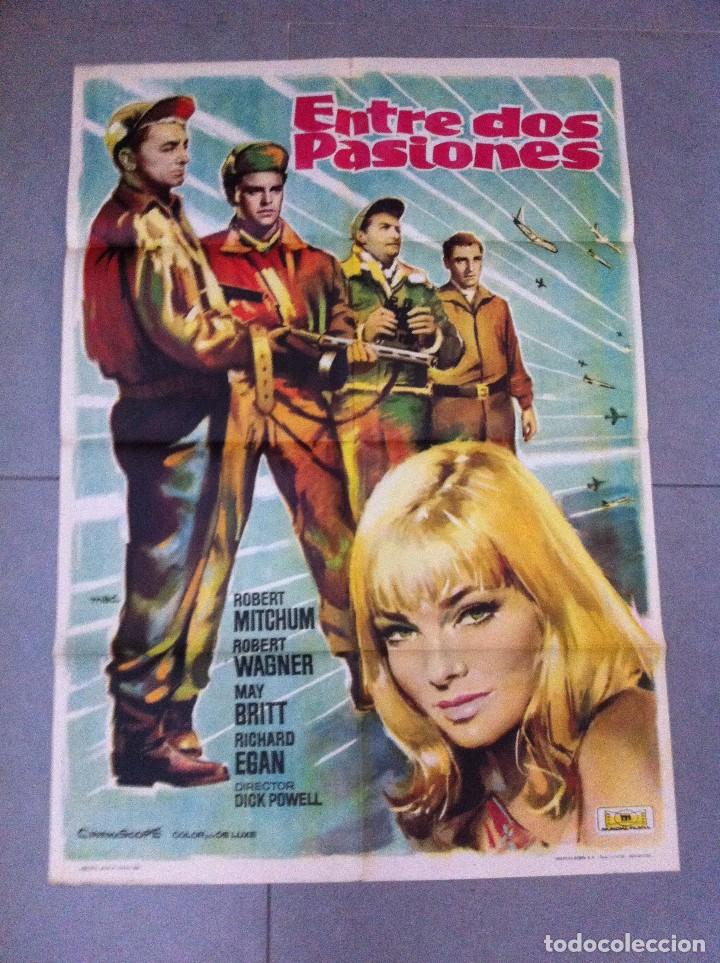 Cine: CARTEL DE CINE 70X100 ORIGINAL ENTRE DOS PASIONES CON ROBERT MITCHUM Y MAY BRITT DIR DICK POWELL