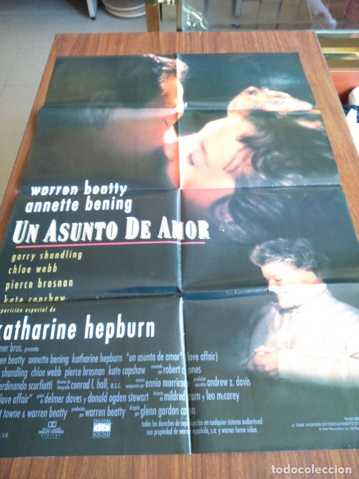 Cine: POSTER -- UN ASUNTO DE AMOR -- POSTER GRANDE + 12 FOTOCROMOS -- ORIGINALES DE CINE --
