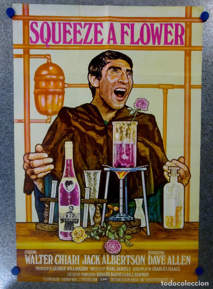 Cin&eacute;ma: El convento, el fraile y su secreto. Squeeze a Flower. Walter Chiari, Jack Albertson. POSTER INGL&Eacute;S