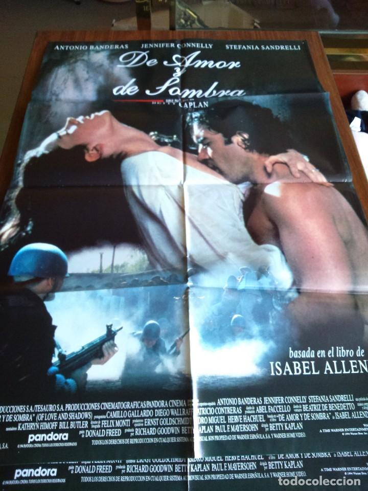 Cine: POSTER -- DE AMOR Y DE SOMBRA -- POSTER GRANDE + 12 FOTOCROMOS -- ORIGINALES DE CINE --