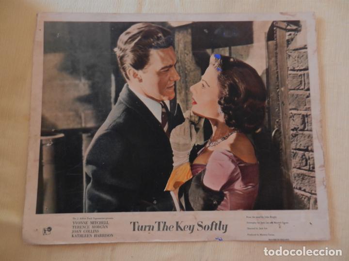 Cin&eacute;ma: AFICHE DE CINE. PEL&Iacute;CULA TURN THE KEY SOFTLY. MEDIDAS 35X28CM.