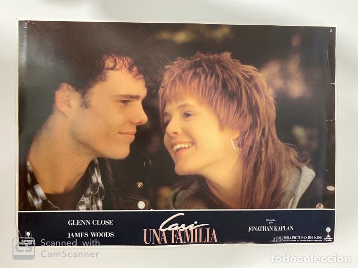 Cinema: AFICHE DE CINE. PELICULA: CASI UNA FAMILIA. MEDIDAS APROX.: 33.5 X 23.5 CM