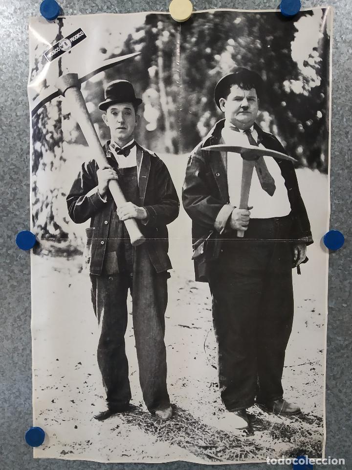 Cine: LAUREL Y HARDY. POSTER ORIGINAL. SERIE ARTISTAS , NUMERADO 08 - PRODECO. A&Ntilde;O 1981
