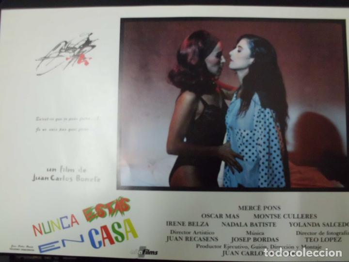 Cinema: CARTEL FOTOGRAMA DE CINE. NUNCA ESTAS EN CASA. 34X24,5 CM.   CARTELCI-1445